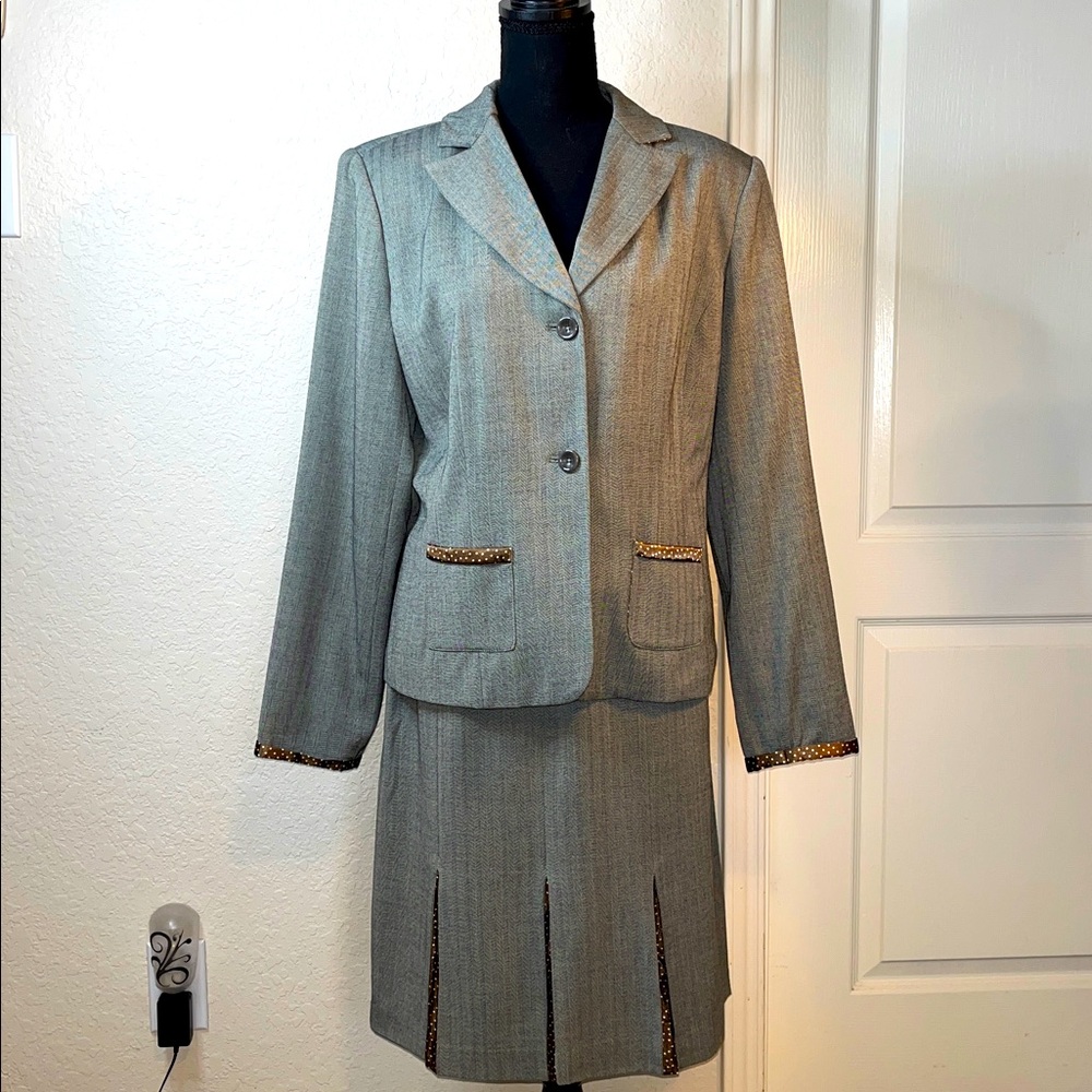 Chadwicks Collection vintage 2 piece W. suit. Dark brown herringbone. Size 12